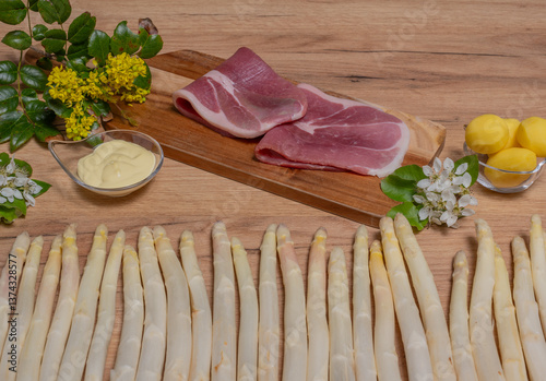 Obraz na płótnie Frischer Weißer Spargel mit Schinken, Kartoffeln und Sauce Hollandaise w salonie