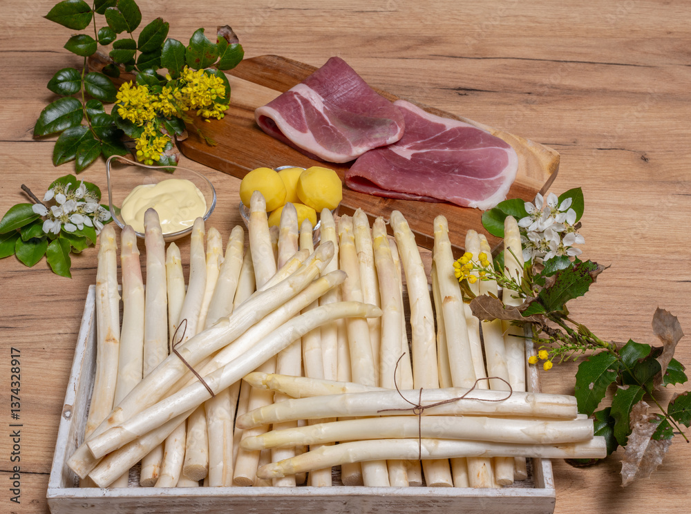 Frischer Weißer Spargel mit Schinken, Kartoffeln und Sauce Hollandaise