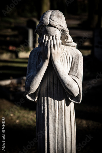 Friedhof weinende Frau
