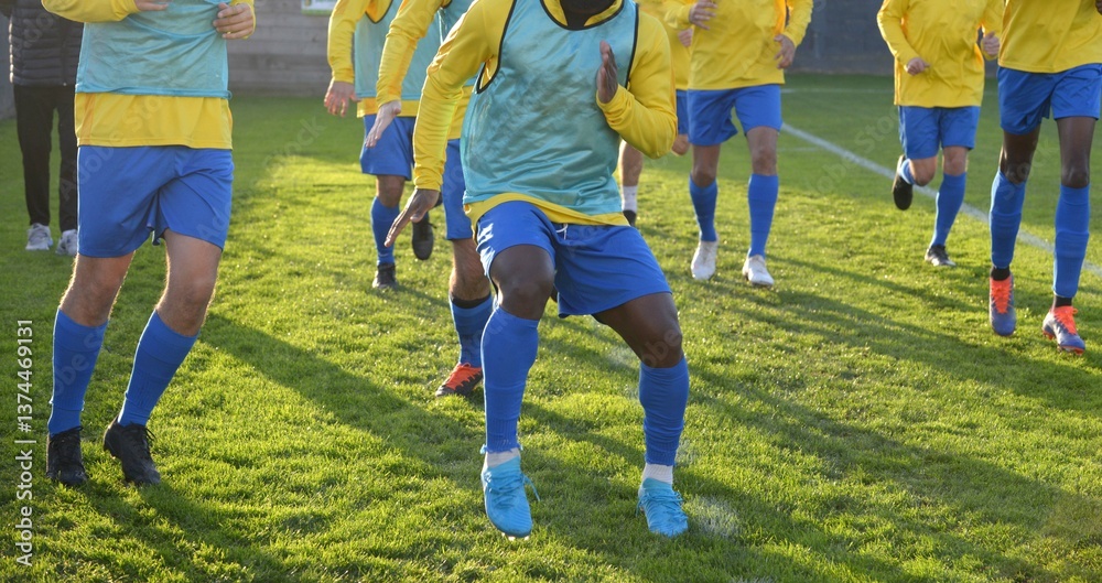 les joueurs de football à l'échauffement