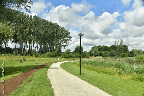 Chemin en gravier beige dans un environnement bucolique au domaine provincial De Gravers à Schendelbeke 
