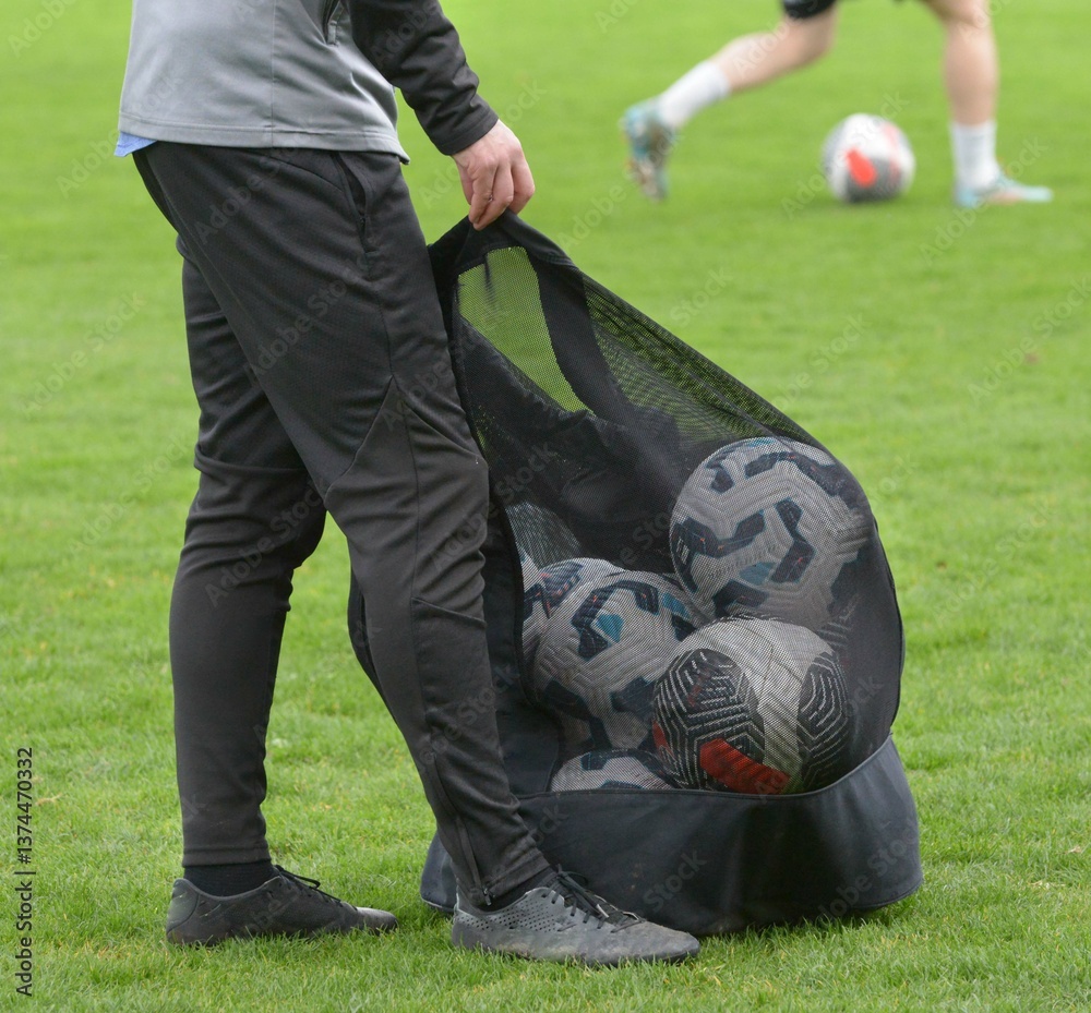 encadrement et ramassage des ballons sur le terrain au football