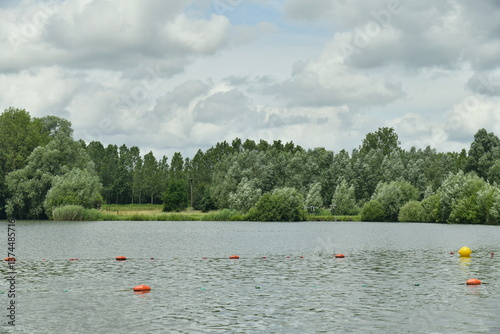 Zone de baignade avec panneaux de limitation au lac du domaine provincial De Gravers à Schendelbeke ( Geraardbergen )