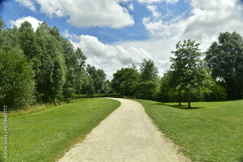 Chemin en gravier clair traversant une pelouse dans un environnement bucolique au domaine provincial De Gravers à Schendelbeke (Grammont) 