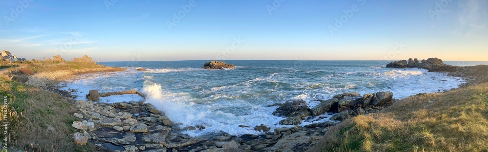 la promenade au long de la côte à Lesconil en Bretagne Cornouaille Finistère France