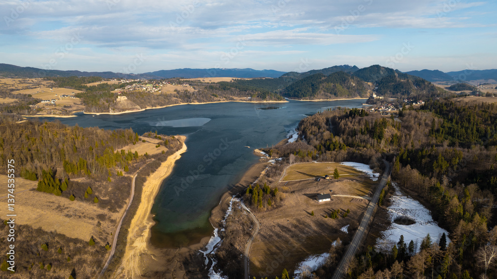 Obraz premium A view from a drone of Lake Czorsztyn and the Pieniny Mountains.