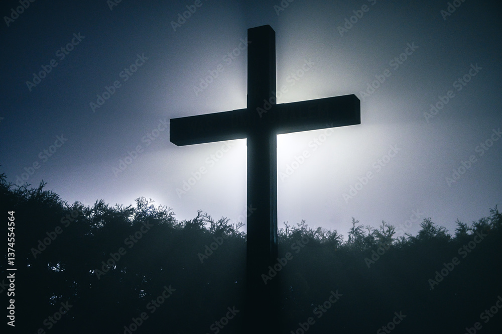Fototapeta premium sylwetka krzyża na tle światła z promieniami