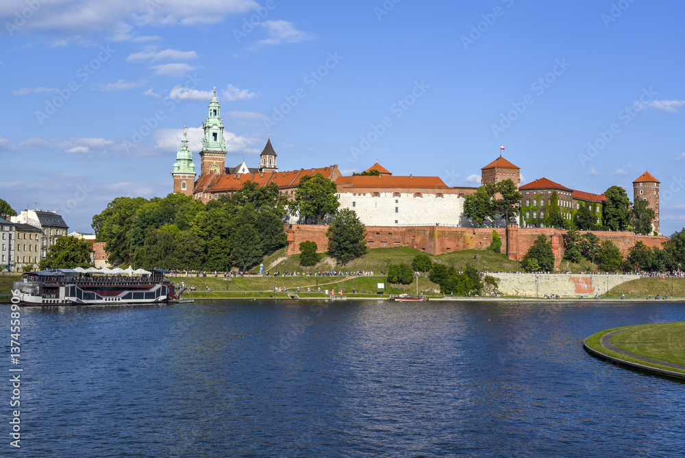 Fototapeta premium Krakau, Krakow, Fluss Weichsel, Königsschloss auf dem Wawel