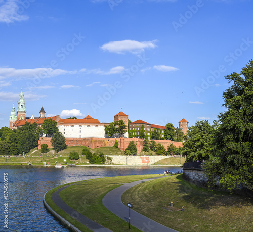 Krakau, Krakow, Fluss Weichsel, Königsschloss auf dem Wawel photo