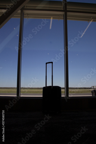 EQUIPAJE LISTO PARA ABORDAR EL AVIÓN EN SALA DE ESPERA