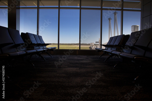 SALA DE ABORDAJE EN VUELO INTERNACIONAL CON VISTA A LA PISTA DE ATERRIZAJE DE AVIÓN