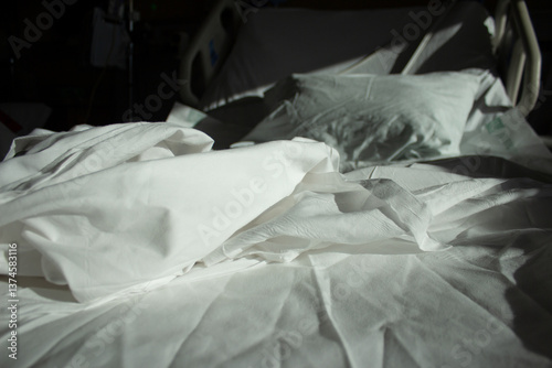 CAMA BLANCA DESTENDIDA Y VACIA DE HOSPITAL