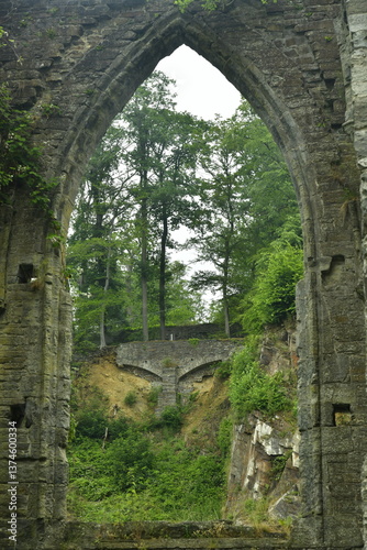 Porte arquée aux ruines de l'abbaye de Villers-la-Ville en Brabant Wallon 