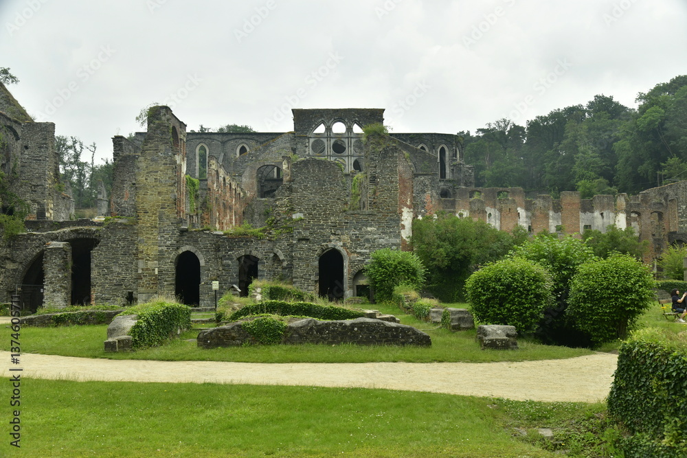 Fototapeta premium Jardins et végétation entourant les vieux murs en ruines de l'abbaye de Villers-la-Ville en Brabant Wallon 