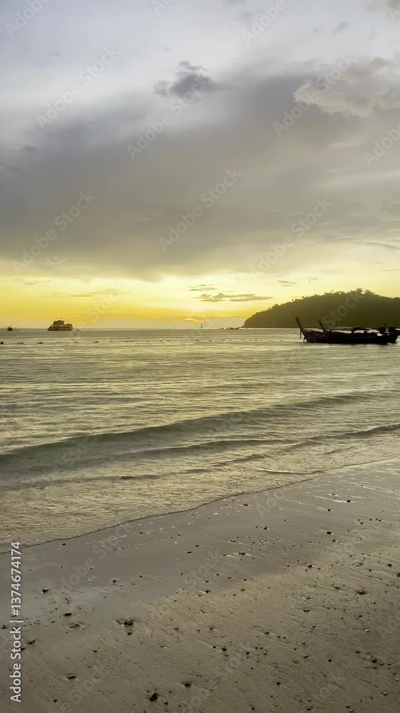 Vidéo immersive capturant la beauté de Koh Lipe, en Thaïlande. Ce clip met en scène des plages immaculées, des eaux turquoise étincelantes et une nature tropicale préservée. 
