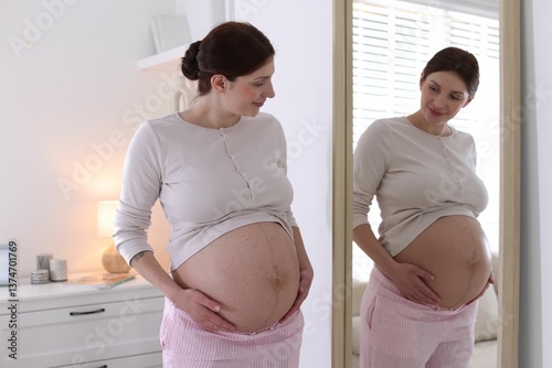 Obraz na płótnie Beautiful pregnant woman near mirror at home w salonie