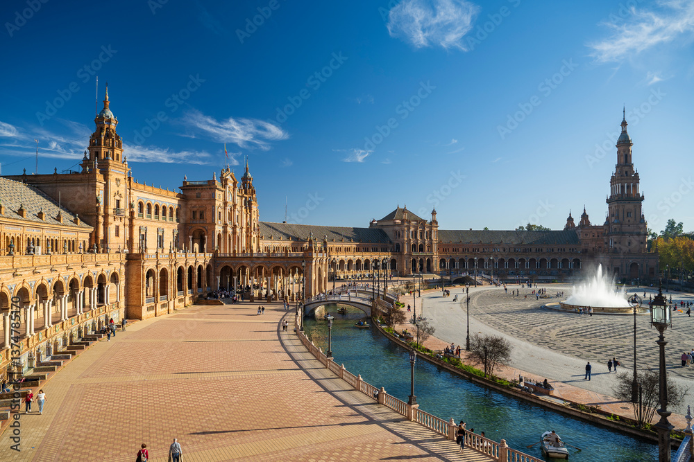 Fototapeta premium Plaza de Espana in Seville, Spain, with its iconic architecture, can and bridge on a sunny day