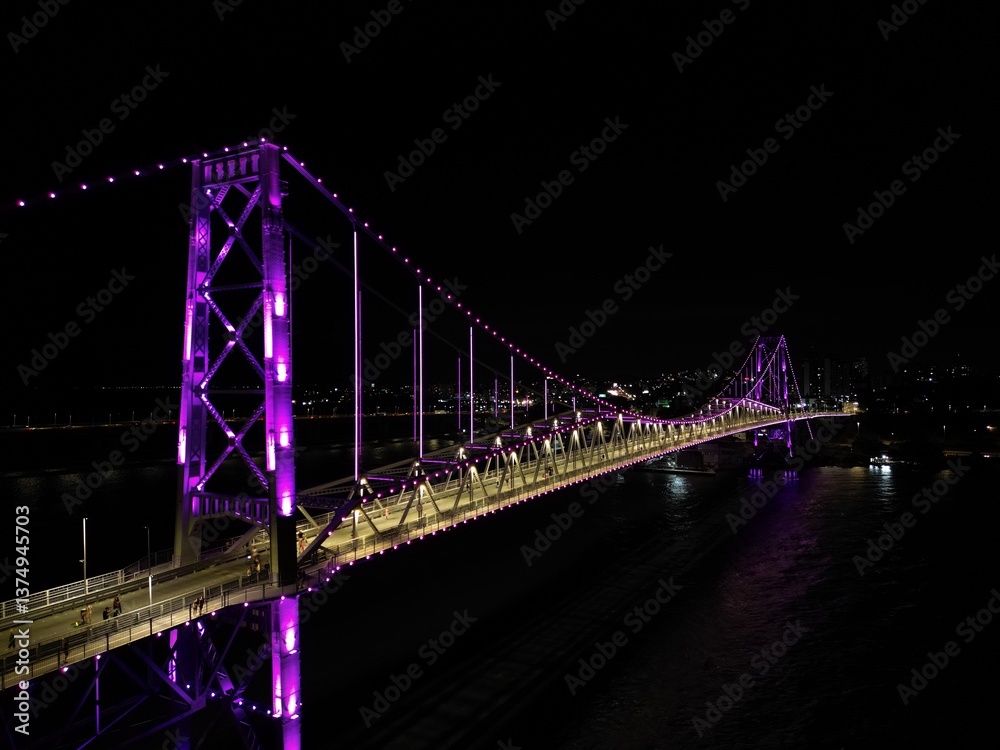 Naklejka premium Ponte Hercílio Luz Florianópolis Noite - Roxa/Lilas