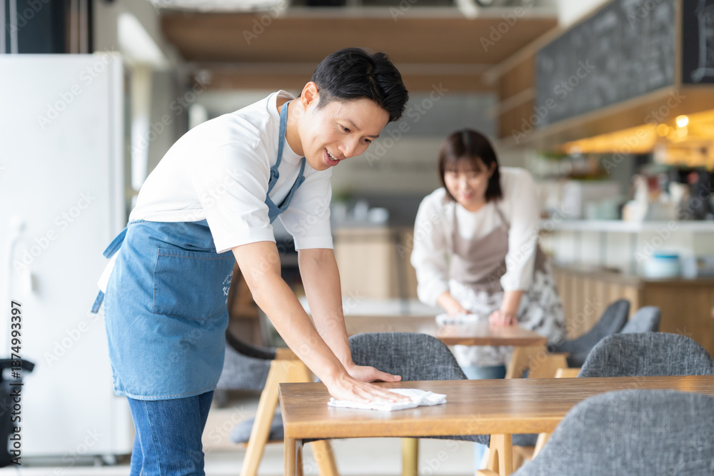 カフェで働く男性 カフェで働く男性