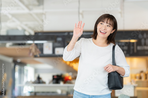 カフェでくつろぐ若い女性