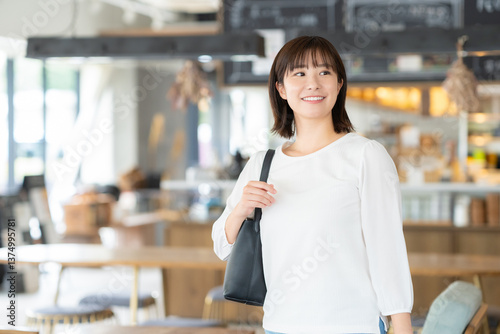 カフェでくつろぐ若い女性