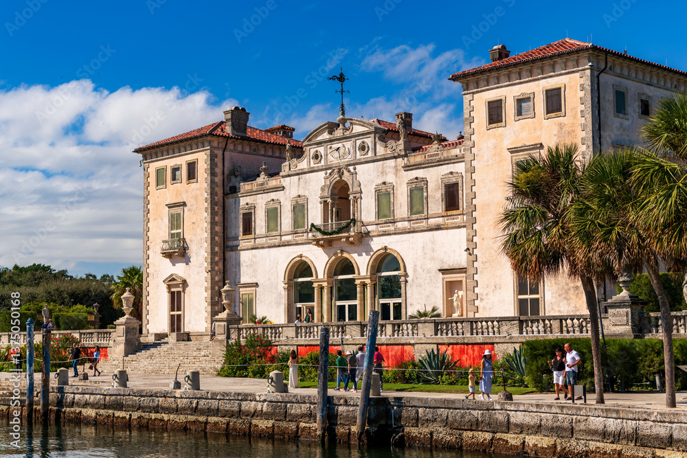 Obraz premium Miami, Florida - December 01, 2024: Vizcaya museum waterfront architecture. Vizcaya Museum and Gardens. Villa Vizcaya historical building museum. Historical landmark of Florida. Italian renaissance