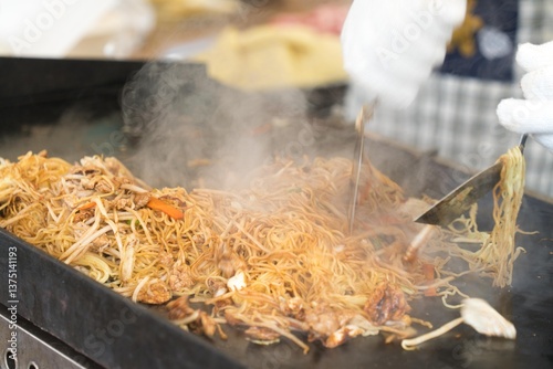 出店で焼きそばを大量に焼く様子
