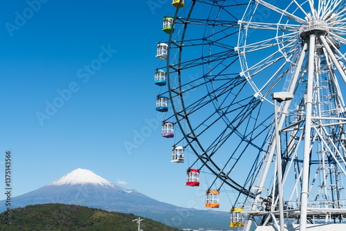 富士川楽座（富士川サービスエリア）の観覧車と富士山

