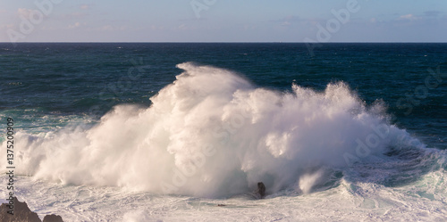 Obraz na płótnie Powerful storm waves in Porto Moniz, on the Madeira Atlantic coastline, Portugal w salonie