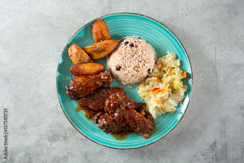Φωτογραφία A top down view of a jerk chicken wings entree.
