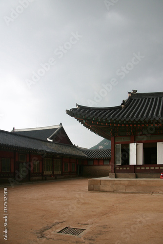 Changdeokgung Palace and Secret Garden (Huwon), UNESCO Heritage Site, Seoul, Korea, Geunjeongjeon Hall in Gyeongbokgung Palace, South Korea, 한국 서울 경복궁 근정전 정면 사진 서울 창덕궁 인정전과 후원 (비원) 유네스코 세계문화유산
