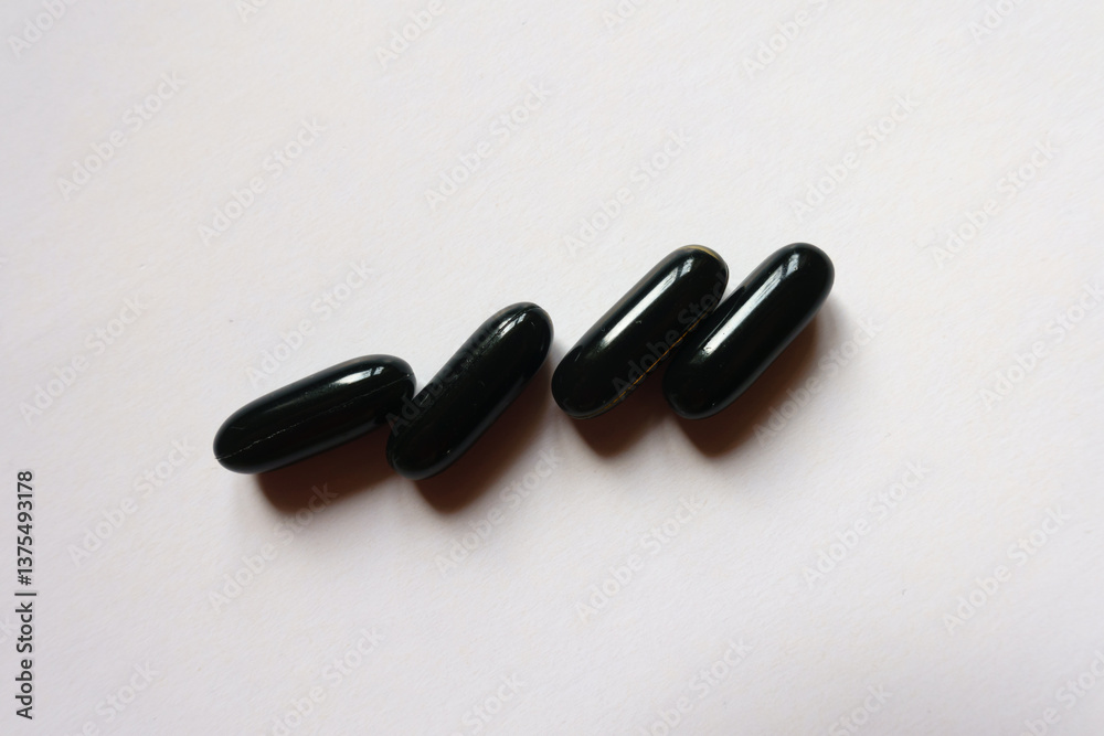 4 black softgel capsules of activated charcoal from above