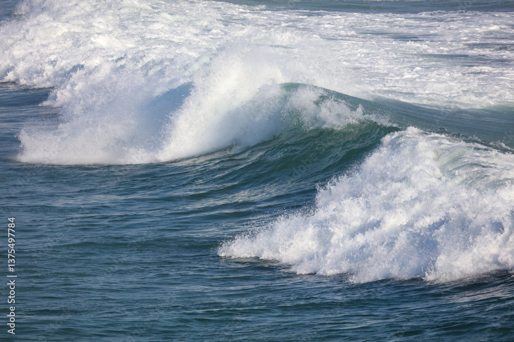 Fototapeta premium The ocean is calm and the waves are small