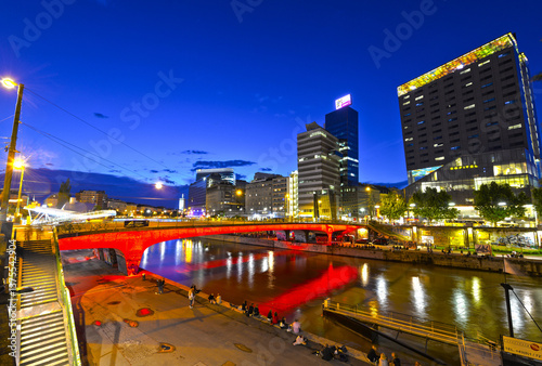 Obraz na płótnie Wien, Donaukanal, Donaukanaltreiben, Sofitel, Österreich w salonie