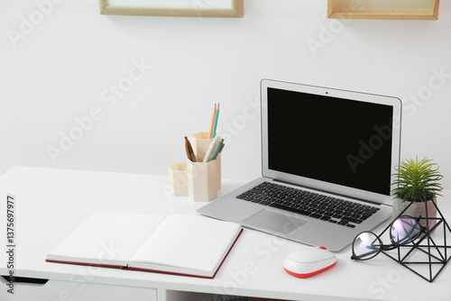 Modern home office workspac...