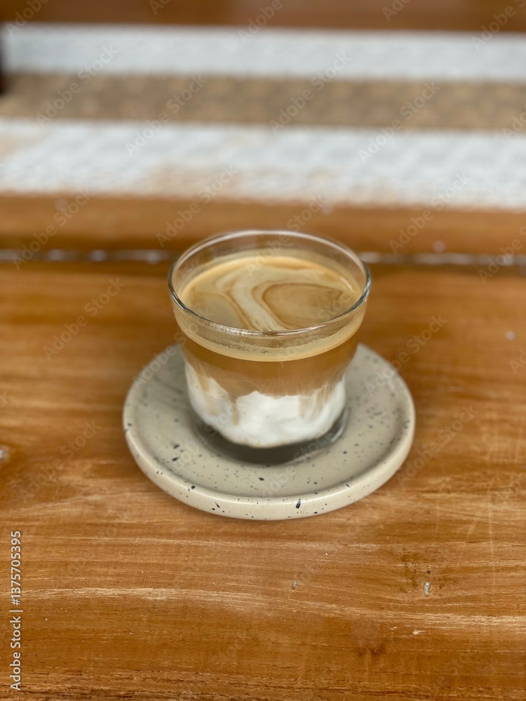 Obraz premium Coffee cup on wooden table