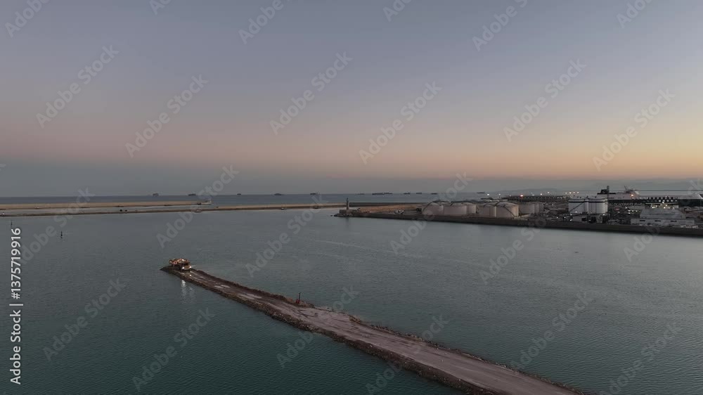 Faro del Puerto de Valencia al atardecer en la Comunidad Valenciana Faro del Puerto de Valencia al atardecer en la Comunidad Valenciana