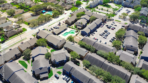 Fotografia Multistory apartment complex buildings and suburban residential houses along Cor