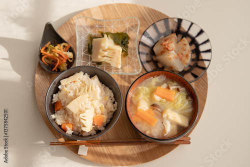 タケノコの炊き込みごはんと具沢山のお味噌汁と若竹煮など小鉢の和定食　日本の家庭料理