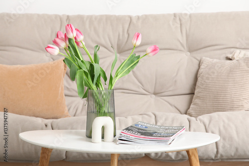 Vase of beautiful tulip flo...