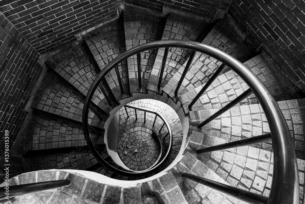Fototapeta premium モノクロでとらえた幾何学的螺旋階段 Geometric Spiral Staircase Captured in Monochrome