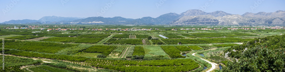 Fruchtbare Beckenlandschaft an der Makarska Riviera, Dalmatien,