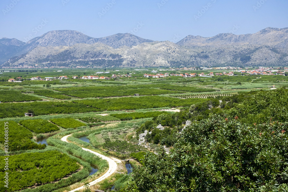 Fruchtbare Beckenlandschaft an der Makarska Riviera, Dalmatien,