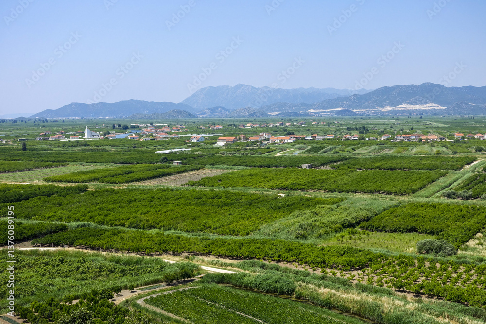 Fruchtbare Beckenlandschaft an der Makarska Riviera, Dalmatien,