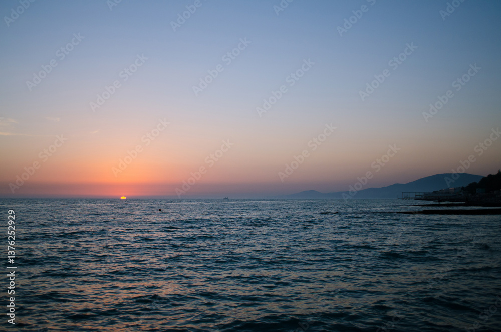 Fototapeta premium Dusk over tranquil ocean horizon with vibrant sunset