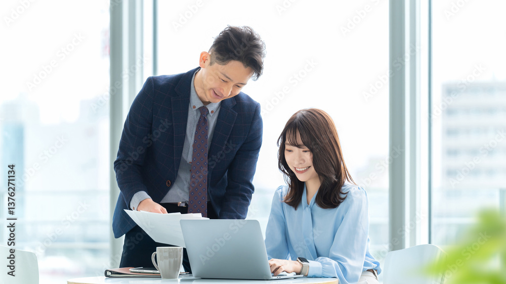 Fototapeta premium 打ち合わせをする男女2人のビジネスマン