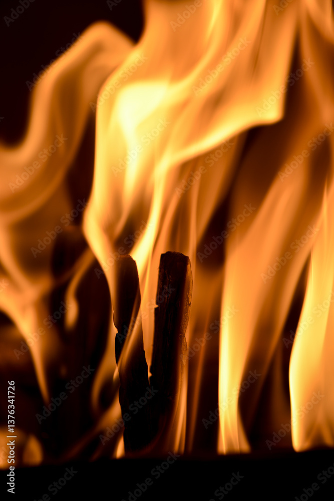 Feuer im Kamin, Ofen, anzünden