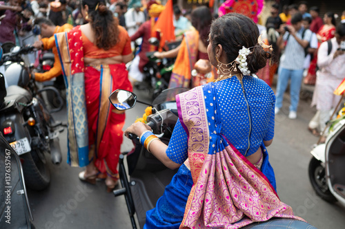 Konstfotografi Mumbai , India -30 March 2025 On the occasion of Gudi Padwa festival women came