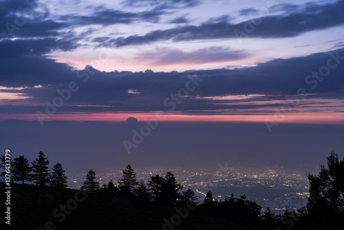 Wallpaper Mural 山梨県韮崎市　夜明けの甘利山 Torontodigital.ca
