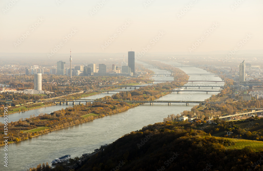 Blick auf Donaucity vom Leopoldsberg, Österreich, Wien, Donauci